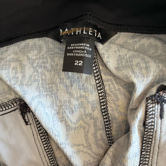 Athleta Trekkie Norrh Jogger in a stylish paisley print. NWT plus 22 - Picture 4 of 10